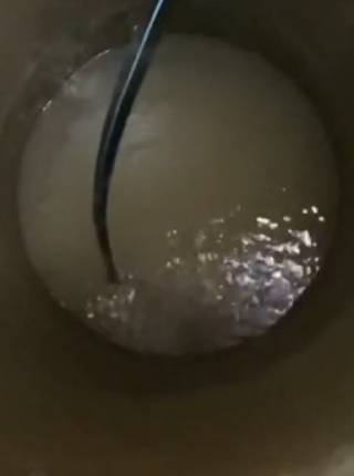 Мутная вода в колодце
